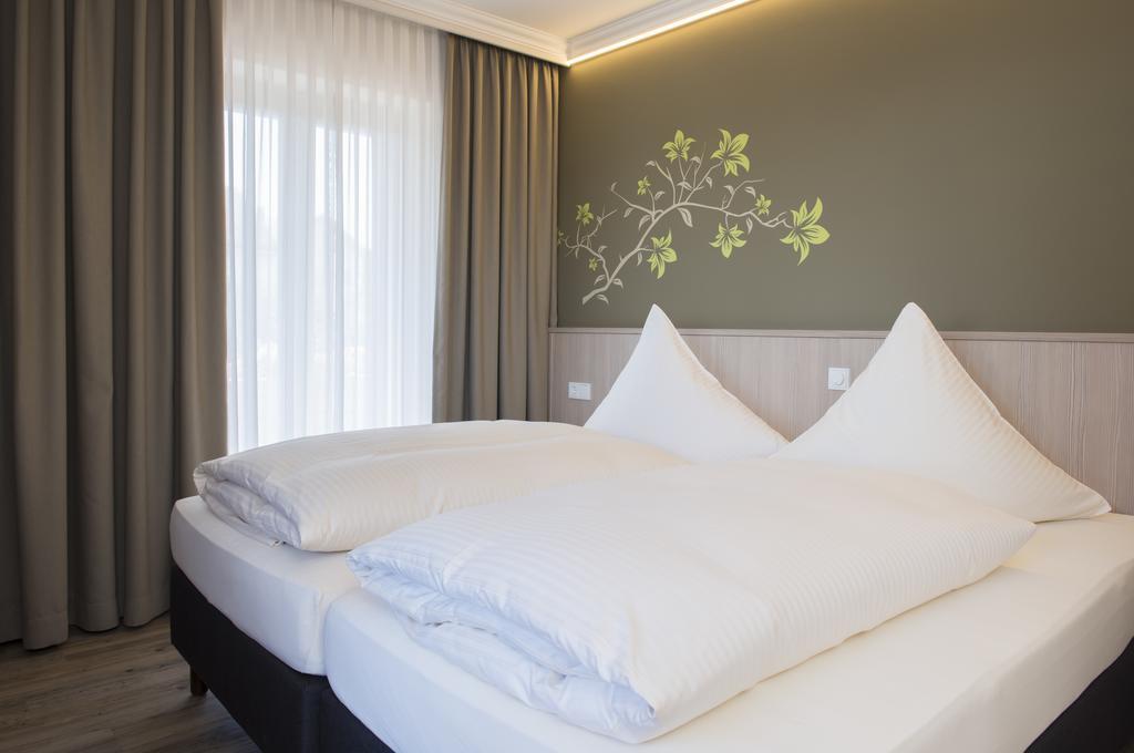 Hotel-Gasthof Huber Ebersberg Bagian luar foto